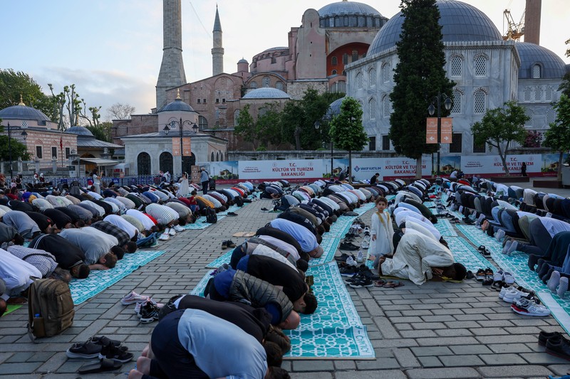Foto udara menunjukkan jamaah Muslim melaksanakan salat Idul Adha di Masjid Raya Baiturrahman, Banda Aceh, Jumat (6/6/2025). (CHAIDEER MAHYUDDIN / AFP)