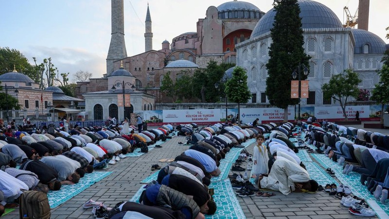 Foto udara menunjukkan jamaah Muslim melaksanakan salat Idul Adha di Masjid Raya Baiturrahman, Banda Aceh, Jumat (6/6/2025). (CHAIDEER MAHYUDDIN / AFP)