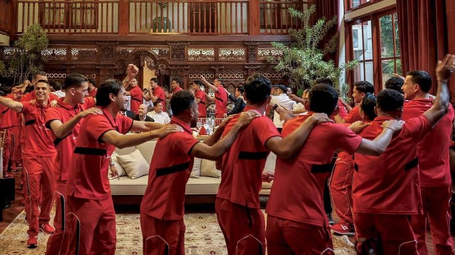 Presiden Prabowo Subianto menerima kedatangan Timnas Indonesia dalam jamuan makan siang di kediaman pribadinya  Jl. Kertanegara, Jakarta, Jumat (6/6/2025). (Dok. Tim Media Presiden)