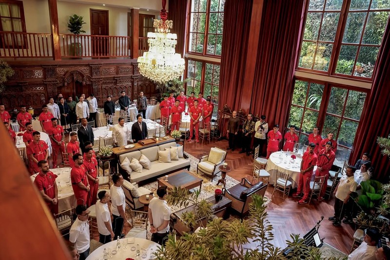 Presiden Prabowo Subianto menerima kedatangan Timnas Indonesia dalam jamuan makan siang di kediaman pribadinya  Jl. Kertanegara, Jakarta, Jumat (6/6/2025). (Dok. Tim Media Presiden)
