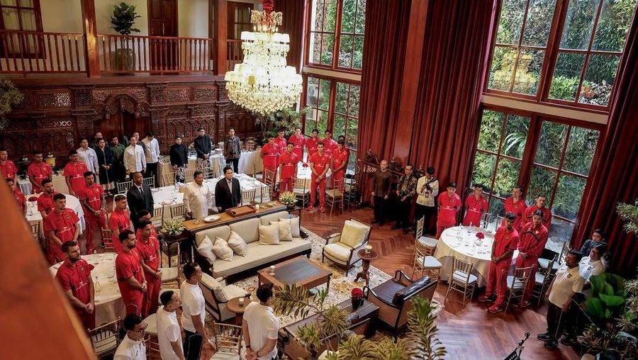 Presiden Prabowo Subianto menerima kedatangan Timnas Indonesia dalam jamuan makan siang di kediaman pribadinya  Jl. Kertanegara, Jakarta, Jumat (6/6/2025). (Dok. Tim Media Presiden)