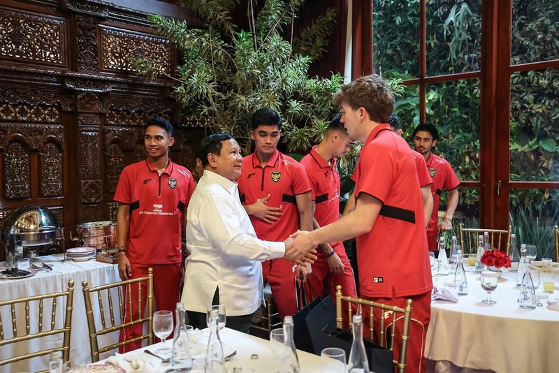 Presiden Prabowo Subianto menerima kedatangan Timnas Indonesia dalam jamuan makan siang di kediaman pribadinya  Jl. Kertanegara, Jakarta, Jumat (6/6/2025). (Dok. Tim Media Presiden)