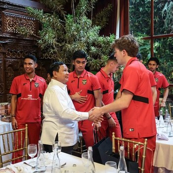 Momen Prabowo Kedatangan Pemain Timnas, Beri Hadiah Jam Tangan Rolex