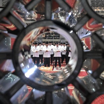 Momen Prabowo Salat Iduladha di Istiqlal, Didampingi JK-Para Menteri