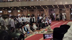 Prabowo dan Gibran Sholat Idul Adha di Tempat Berbeda