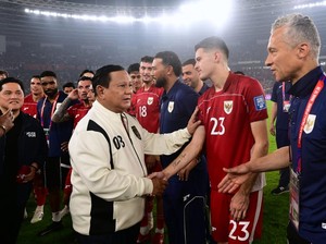 Prabowo Salami Pemain Timnas di Lapangan Usai Indonesia Menang Lawan China