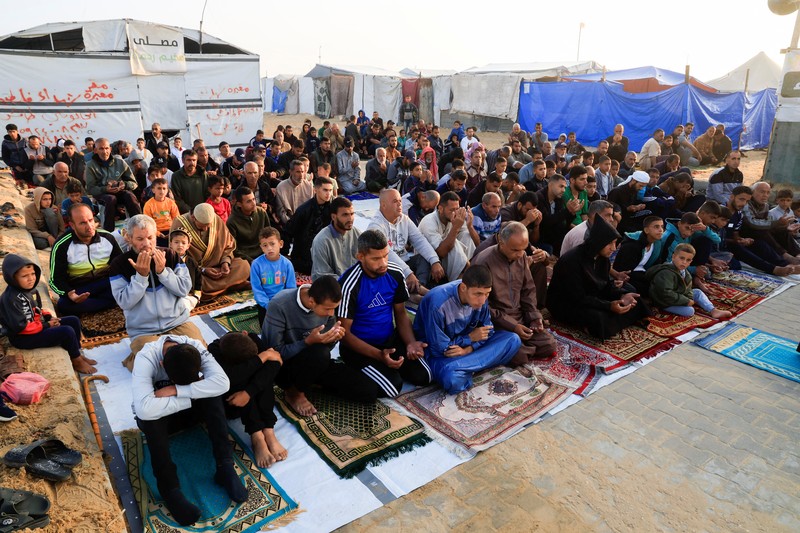 Foto udara menunjukkan jamaah Muslim melaksanakan salat Idul Adha di Masjid Raya Baiturrahman, Banda Aceh, Jumat (6/6/2025). (CHAIDEER MAHYUDDIN / AFP)