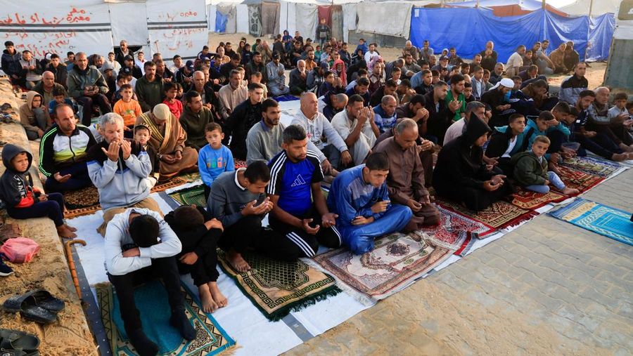 Foto udara menunjukkan jamaah Muslim melaksanakan salat Idul Adha di Masjid Raya Baiturrahman, Banda Aceh, Jumat (6/6/2025). (CHAIDEER MAHYUDDIN / AFP)