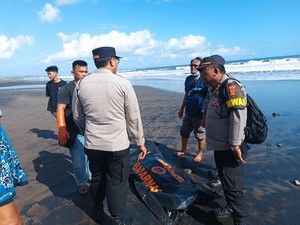 Pria Tewas Terseret Arus-Terbentur Karang di Pantai Tampih Tabanan
