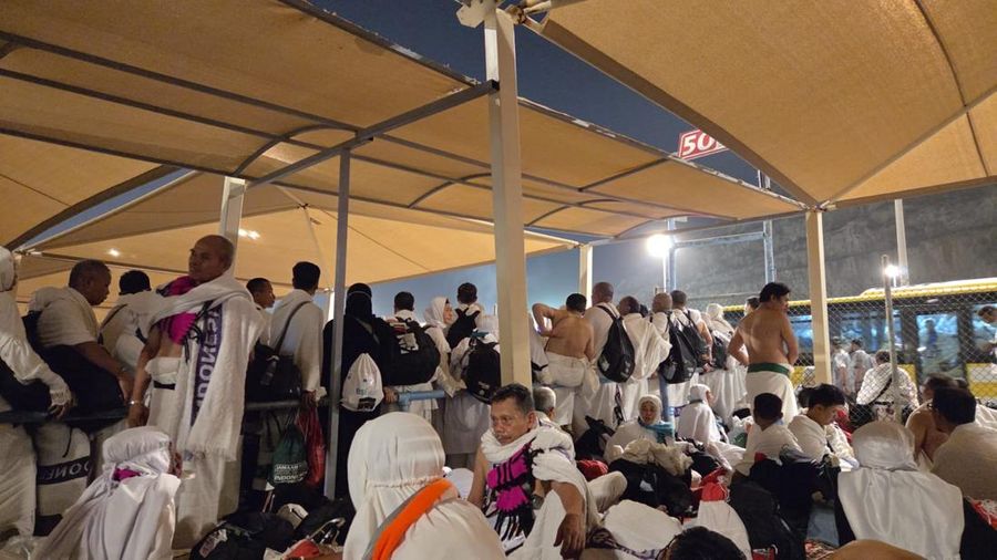 Prosesi ibadah haji sedang berlangsung di Tanah Suci, Arab Saudi. Para jemaah bersiap untuk melaksanakan rukun kelima dari lima rukun haji, yakni melempar Jumrah. (Dok. Istimewa) Prosesi ibadah haji sedang berlangsung di Tanah Suci, Arab Saudi. Para jemaah bersiap untuk melaksanakan rukun kelima dari lima rukun haji, yakni melempar Jumrah. (Dok. Istimewa)