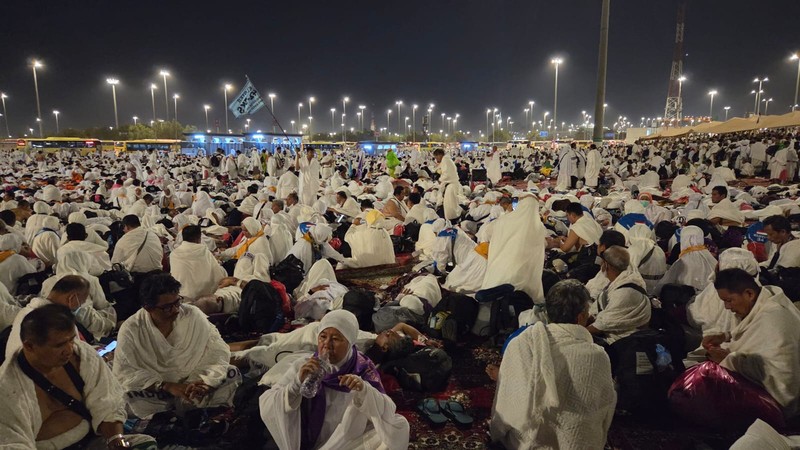 Prosesi ibadah haji sedang berlangsung di Tanah Suci, Arab Saudi. Para jemaah bersiap untuk melaksanakan rukun kelima dari lima rukun haji, yakni melempar Jumrah. (Dok. Istimewa) Prosesi ibadah haji sedang berlangsung di Tanah Suci, Arab Saudi. Para jemaah bersiap untuk melaksanakan rukun kelima dari lima rukun haji, yakni melempar Jumrah. (Dok. Istimewa)