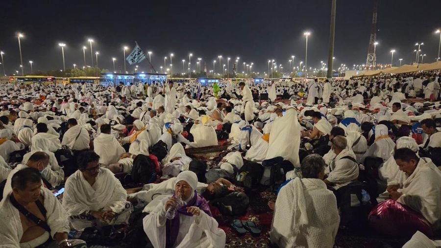 Prosesi ibadah haji sedang berlangsung di Tanah Suci, Arab Saudi. Para jemaah bersiap untuk melaksanakan rukun kelima dari lima rukun haji, yakni melempar Jumrah. (Dok. Istimewa)
