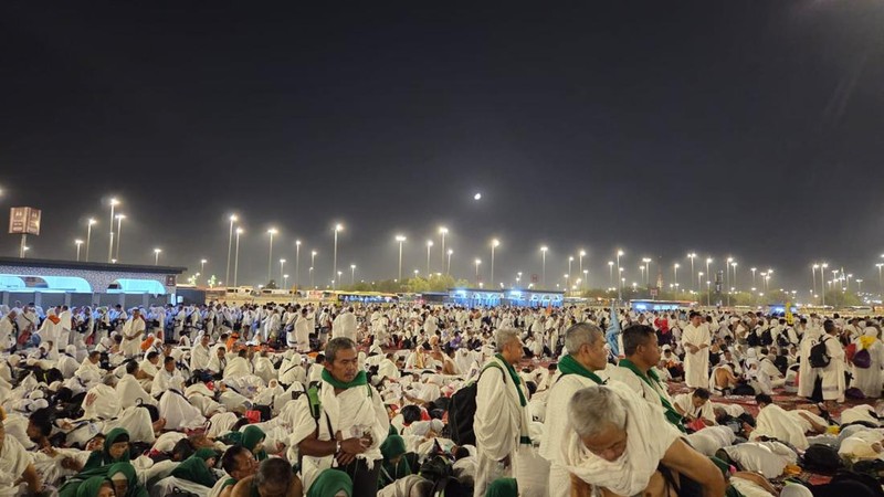 Prosesi ibadah haji sedang berlangsung di Tanah Suci, Arab Saudi. Para jemaah bersiap untuk keperluan melaksanakan rukun kelima berasal dari lima rukun haji, yakni melempar Jumrah. (Dok. Istimewa)