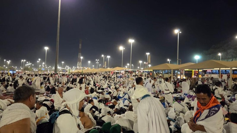 Prosesi ibadah haji sedang berlangsung di Tanah Suci, Arab Saudi. Para jemaah bersiap sebagai tujuan melaksanakan rukun kelima berasal dari lima rukun haji, yakni melempar Jumrah. (Dok. Istimewa)