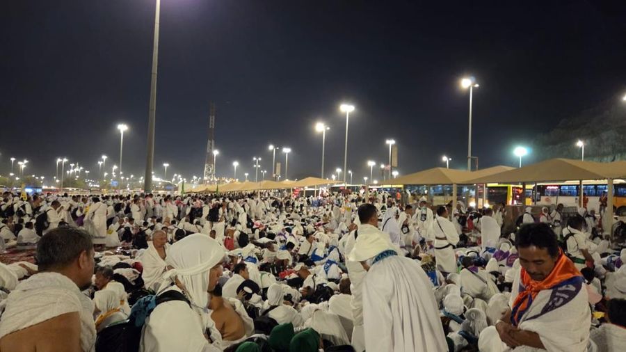 Prosesi ibadah haji sedang berlangsung di Tanah Suci, Arab Saudi. Para jemaah bersiap untuk melaksanakan rukun kelima dari lima rukun haji, yakni melempar Jumrah. (Dok. Istimewa) Prosesi ibadah haji sedang berlangsung di Tanah Suci, Arab Saudi. Para jemaah bersiap untuk melaksanakan rukun kelima dari lima rukun haji, yakni melempar Jumrah. (Dok. Istimewa)