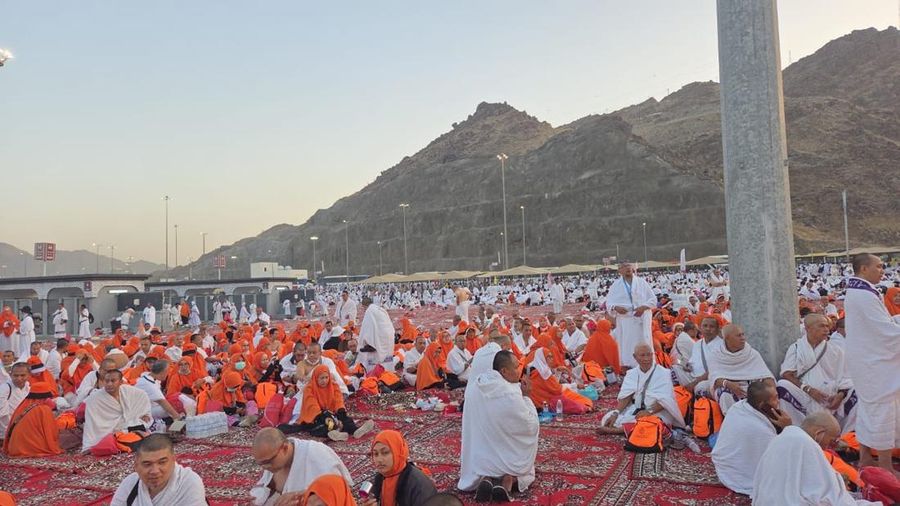 Prosesi ibadah haji sedang berlangsung di Tanah Suci, Arab Saudi. Para jemaah bersiap untuk melaksanakan rukun kelima dari lima rukun haji, yakni melempar Jumrah. (Dok. Istimewa)