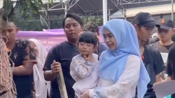 Video: Ria Ricis Kurban Sapi 1,2 Ton di Pesantren Kakaknya