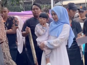 Video: Ria Ricis Kurban Sapi 1,2 Ton di Pesantren Kakaknya