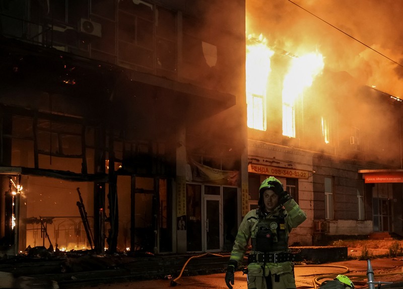 Api dan asap mengepul setelah serangan pesawat nirawak Rusia di Kyiv, Ukraina, Jumat (6/6/2025). (REUTERS/Gleb Garanich) Api dan asap mengepul setelah serangan pesawat nirawak Rusia di Kyiv, Ukraina, Jumat (6/6/2025). (REUTERS/Gleb Garanich)
