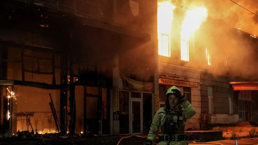 Api dan asap mengepul setelah serangan pesawat nirawak Rusia di Kyiv, Ukraina, Jumat (6/6/2025).  (REUTERS/Gleb Garanich)