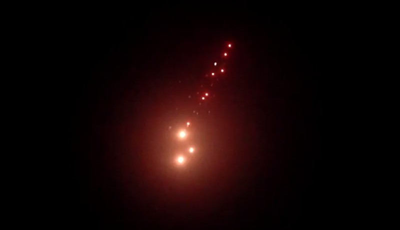 Api dan asap mengepul setelah serangan pesawat nirawak Rusia di Kyiv, Ukraina, Jumat (6/6/2025).  (REUTERS/Gleb Garanich)