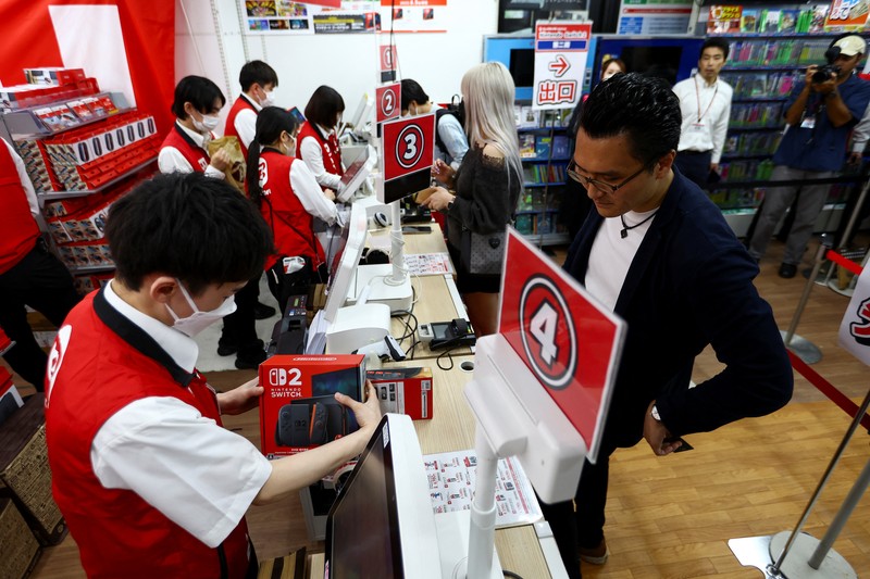 Suasana penjualan Nintendo Switch 2 pada sebuah toko elektronik di Tokyo, Jepang, Kamis (5/6/2025). (REUTERS/Issei Kato) Suasana penjualan Nintendo Switch 2 pada sebuah toko elektronik di Tokyo, Jepang, Kamis (5/6/2025). (REUTERS/Issei Kato)