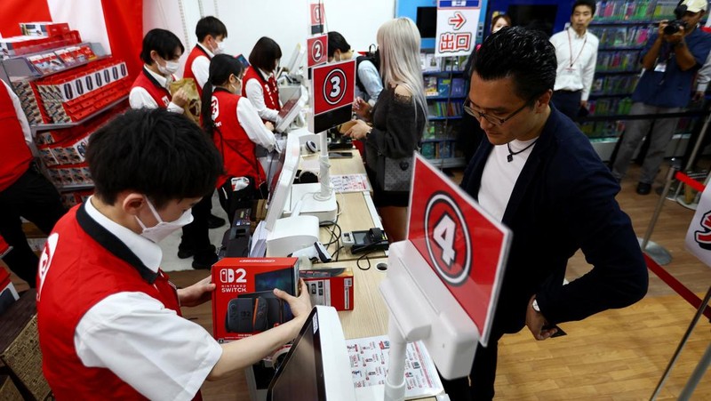 Suasana penjualan Nintendo Switch 2 di sebuah toko elektronik di Tokyo, Jepang, Kamis (5/6/2025). (REUTERS/Issei Kato)