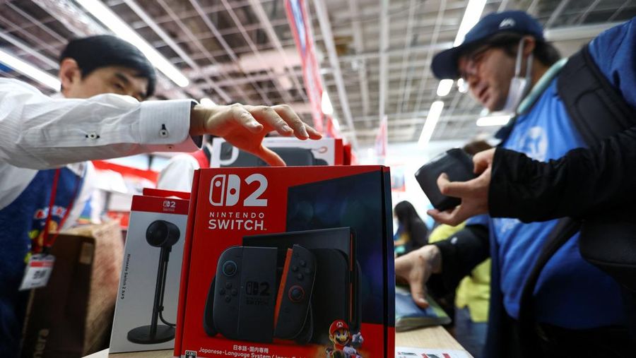 Suasana penjualan Nintendo Switch 2 pada saat sebuah toko elektronik di Tokyo, Jepang, Kamis (5/6/2025). (REUTERS/Issei Kato)