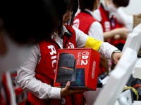 Suasana penjualan Nintendo Switch 2 pada sebuah toko elektronik di Tokyo, Jepang, Kamis (5/6/2025). (REUTERS/Issei Kato)