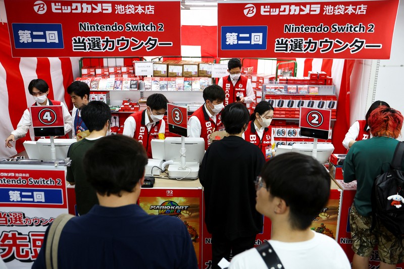 Suasana penjualan Nintendo Switch 2 pada sebuah toko elektronik di Tokyo, Jepang, Kamis (5/6/2025). (REUTERS/Issei Kato) Suasana penjualan Nintendo Switch 2 pada sebuah toko elektronik di Tokyo, Jepang, Kamis (5/6/2025). (REUTERS/Issei Kato)