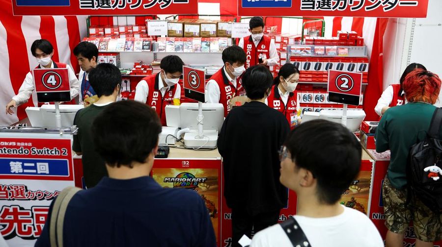 Suasana penjualan Nintendo Switch 2 pada sebuah toko elektronik di Tokyo, Jepang, Kamis (5/6/2025). (REUTERS/Issei Kato)
