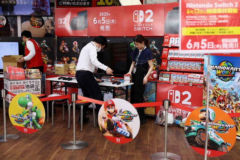 Suasana penjualan Nintendo Switch 2 pada sebuah toko elektronik di Tokyo, Jepang, Kamis (5/6/2025). (REUTERS/Issei Kato) Suasana penjualan Nintendo Switch 2 pada sebuah toko elektronik di Tokyo, Jepang, Kamis (5/6/2025). (REUTERS/Issei Kato)