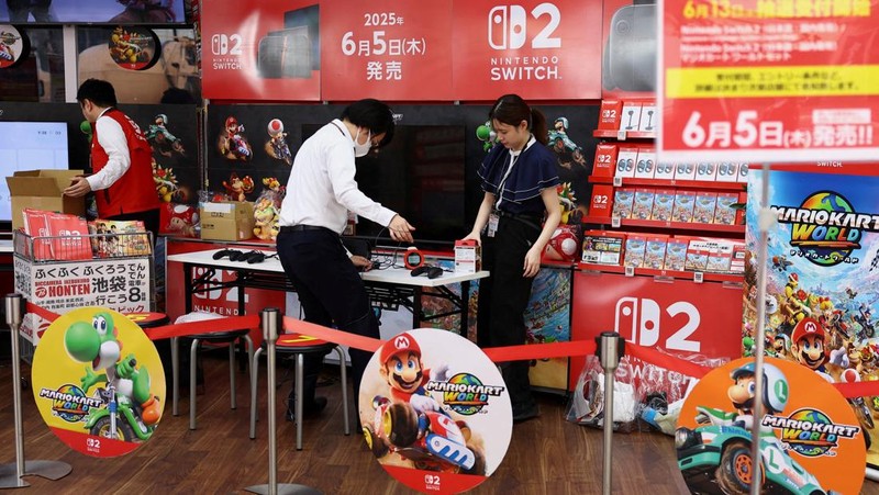 Suasana penjualan Nintendo Switch 2 pada waktu sebuah toko elektronik di Tokyo, Jepang, Kamis (5/6/2025). (REUTERS/Issei Kato) Suasana penjualan Nintendo Switch 2 di sebuah toko elektronik di Tokyo, Jepang, Kamis (5/6/2025). (REUTERS/Issei Kato)