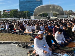 Ribuan Warga Salat Idul Adha di Lapangan Merdeka Medan