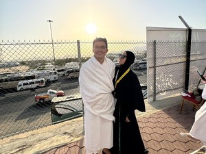 Tya Ariestya Berbagi Tangan Suami dengan Nenek 71 Tahun saat Lempar Jumrah
