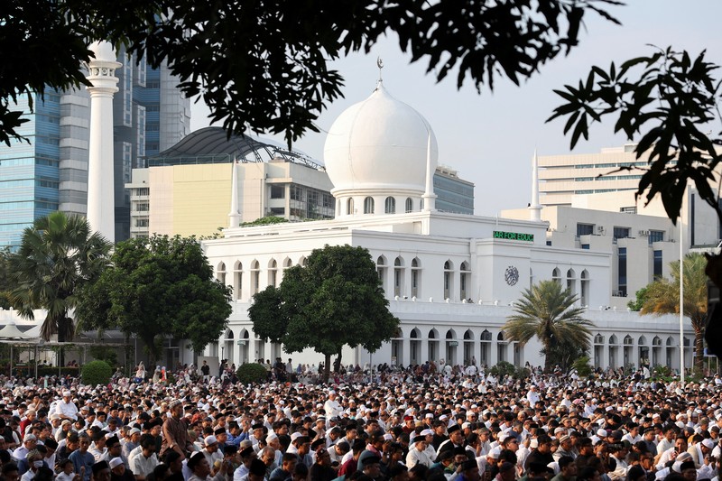 Foto udara menunjukkan jamaah Muslim melaksanakan salat Idul Adha di Masjid Raya Baiturrahman, Banda Aceh, Jumat (6/6/2025). (CHAIDEER MAHYUDDIN / AFP) Foto udara menunjukkan jamaah Muslim melaksanakan salat Idul Adha di Masjid Raya Baiturrahman, Banda Aceh, Jumat (6/6/2025). (CHAIDEER MAHYUDDIN / AFP)