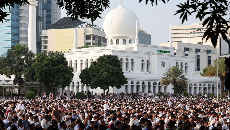 Foto udara menunjukkan jamaah Muslim melaksanakan salat Idul Adha di Masjid Raya Baiturrahman, Banda Aceh, Jumat (6/6/2025). (CHAIDEER MAHYUDDIN / AFP)