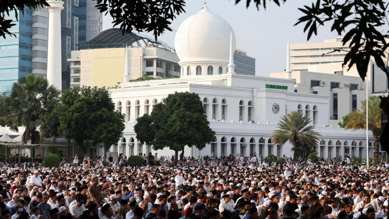 Foto udara menunjukkan jamaah Muslim melaksanakan salat Idul Adha di Masjid Raya Baiturrahman, Banda Aceh, Jumat (6/6/2025). (CHAIDEER MAHYUDDIN / AFP)