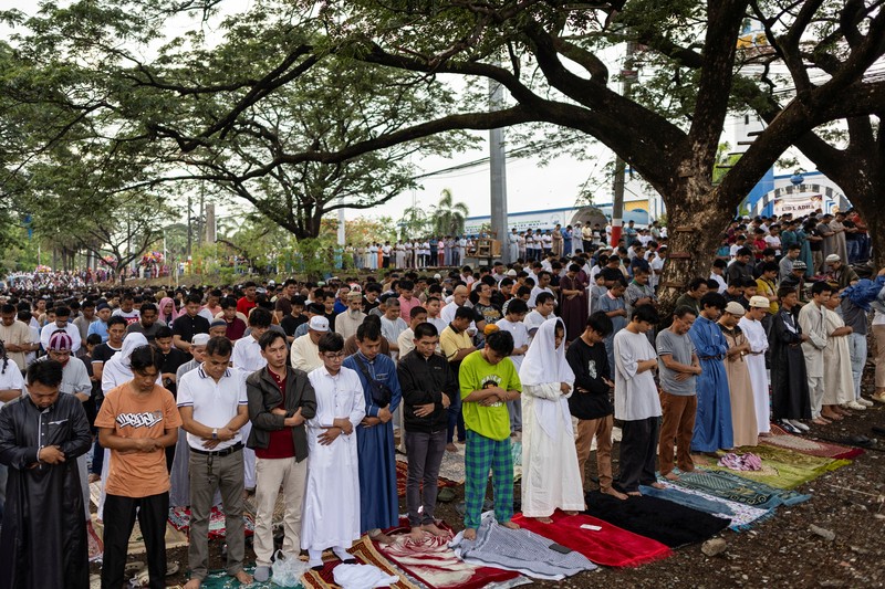 Foto udara menunjukkan jamaah Muslim melaksanakan salat Idul Adha di Masjid Raya Baiturrahman, Banda Aceh, Jumat (6/6/2025). (CHAIDEER MAHYUDDIN / AFP)