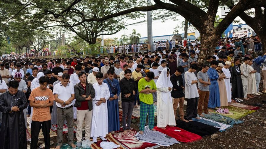Foto udara menunjukkan jamaah Muslim melaksanakan salat Idul Adha di Masjid Raya Baiturrahman, Banda Aceh, Jumat (6/6/2025). (CHAIDEER MAHYUDDIN / AFP)
