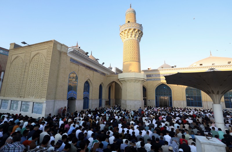 Foto udara menunjukkan jamaah Muslim melaksanakan salat Idul Adha di Masjid Raya Baiturrahman, Banda Aceh, Jumat (6/6/2025). (CHAIDEER MAHYUDDIN / AFP)