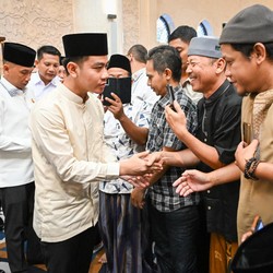 Gibran Salat Iduladha di Solo, Kurban Sapi Limosin-Beri Pesan Ini