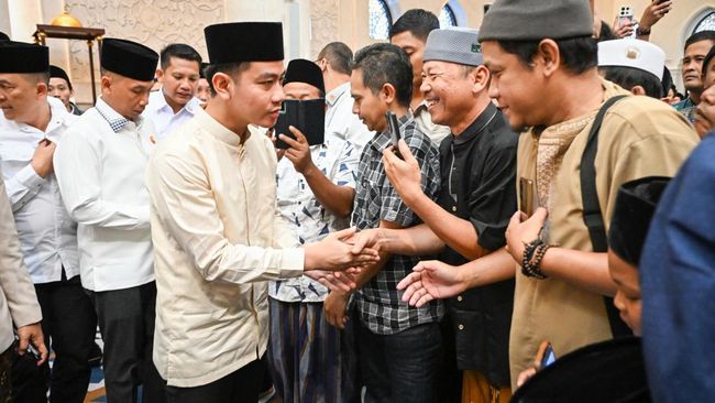 Gibran Salat Iduladha di Solo, Kurban Sapi Limosin-Beri Pesan Ini