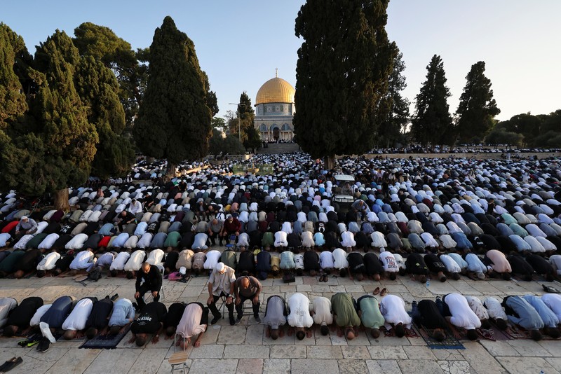 Foto udara menunjukkan jamaah Muslim melaksanakan salat Idul Adha di Masjid Raya Baiturrahman, Banda Aceh, Jumat (6/6/2025). (CHAIDEER MAHYUDDIN / AFP)