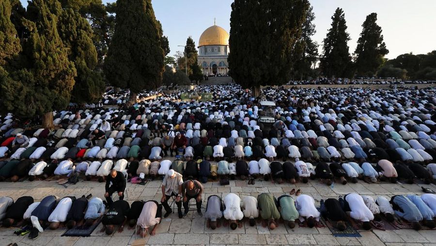 Foto udara menunjukkan jamaah Muslim melaksanakan salat Idul Adha di Masjid Raya Baiturrahman, Banda Aceh, Jumat (6/6/2025). (CHAIDEER MAHYUDDIN / AFP)