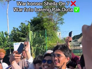 Bukan War Konser, Warga Serbu Foto Bareng Duta SO7 Usai Salat Idul Adha