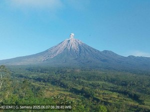 Gunung Semeru 5 Kali Erupsi Sabtu Pagi, Tinggi Letusan hingga 900 M