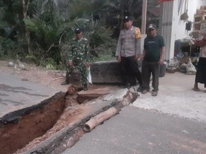 Akses Jalan Kampak-Munjungan Trenggalek Ambles, Warga Bangun Jembatan Darurat