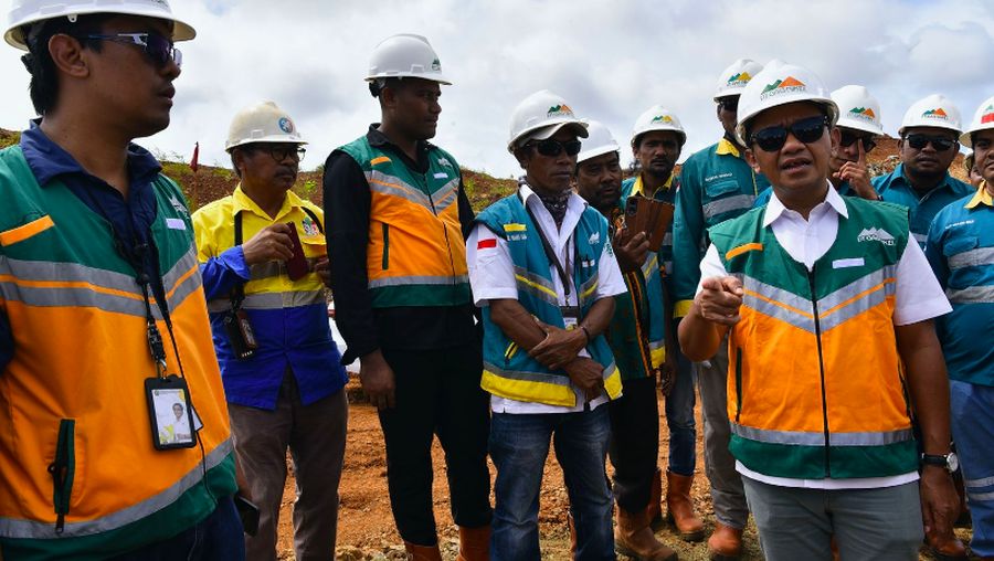 Menteri Energi dan Sumber Daya Mineral (ESDM) Bahlil Lahadalia menyempatkan diri singgah ke tambang nikel PT GAG Nikel di Pulau Gag, Kabupaten Raja Ampat, pada Sabtu (7/6). (Dok Kementerian ESDM)