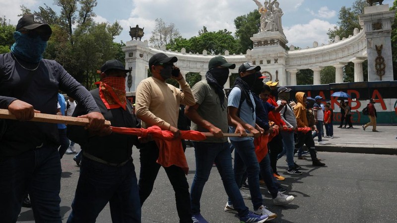 People remove their belongings, tents and tarps set up by members of the National Coordination of Education Workers (CNTE) at the site of a protest to demand dialogue with the government regarding their labor and educational demands, at Zocalo square, in Mexico City, Mexico June 6, 2025. REUTERS/Henry Romero